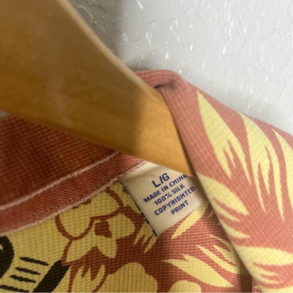 Tommy Bahama 100% Silk Hawaiian Shirt Ukulele Guitar Print Coral Floral Men’s - Picture 12 of 14